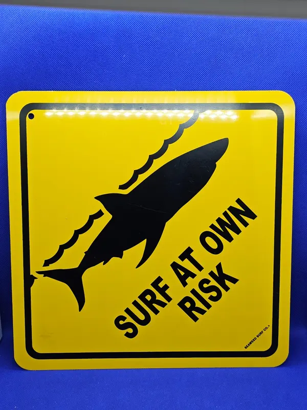Plaque Déco Surf at Own Risk Requin, Surf Vintage, Seaweed Surf Co, 30 cm